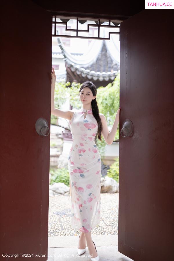 逗逗DouDou  [XiuRen]高清写真图 2024.08.29 No.9087 小逗逗 丝袜美腿第14张图片